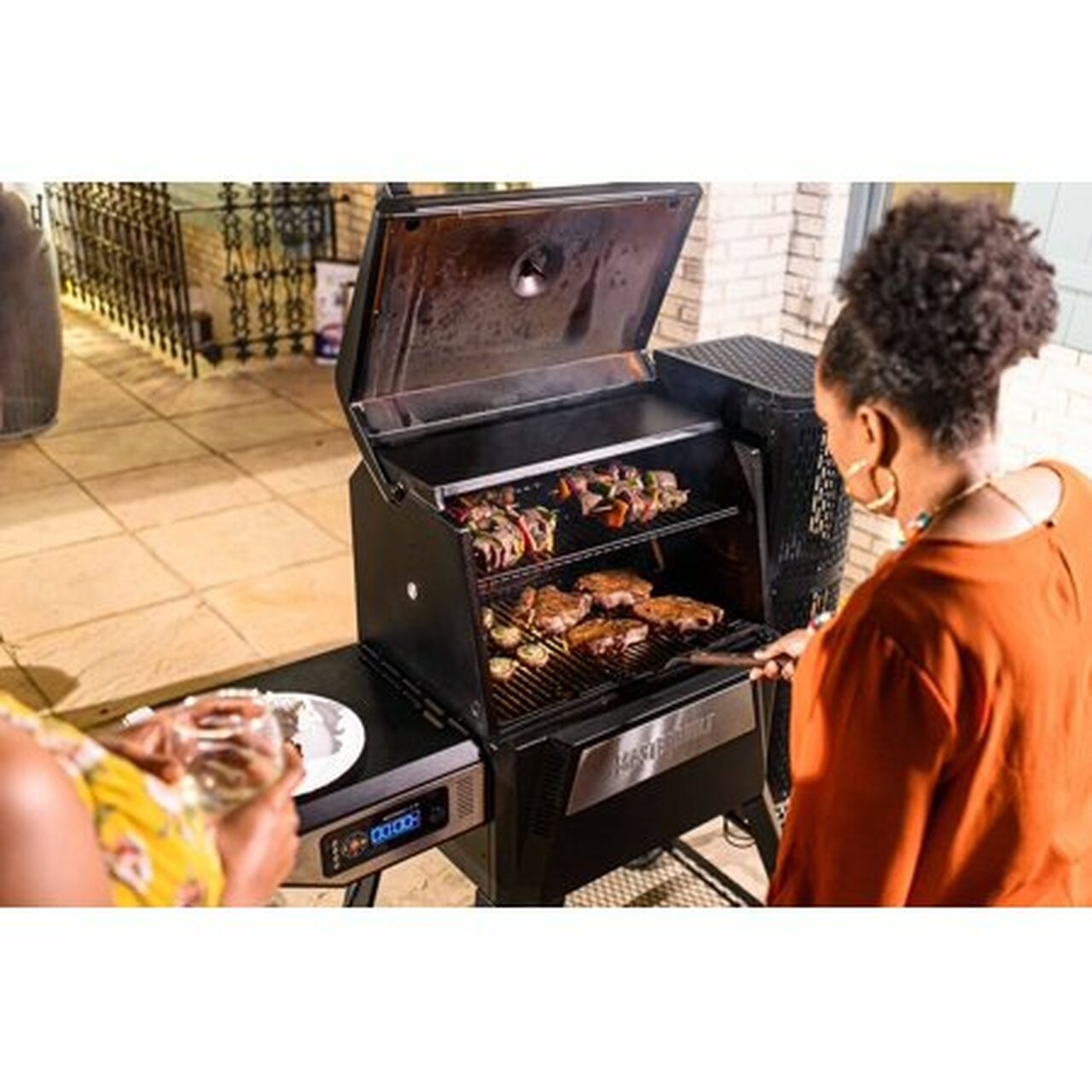 Masterbuilt Gravity Series 560 Digital Charcoal Grill + Smoker in Black