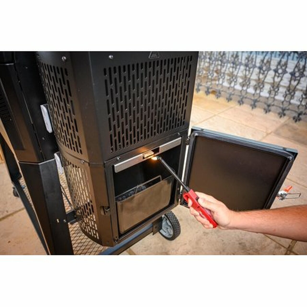 Masterbuilt Gravity Series 560 Digital Charcoal Grill + Smoker in Black