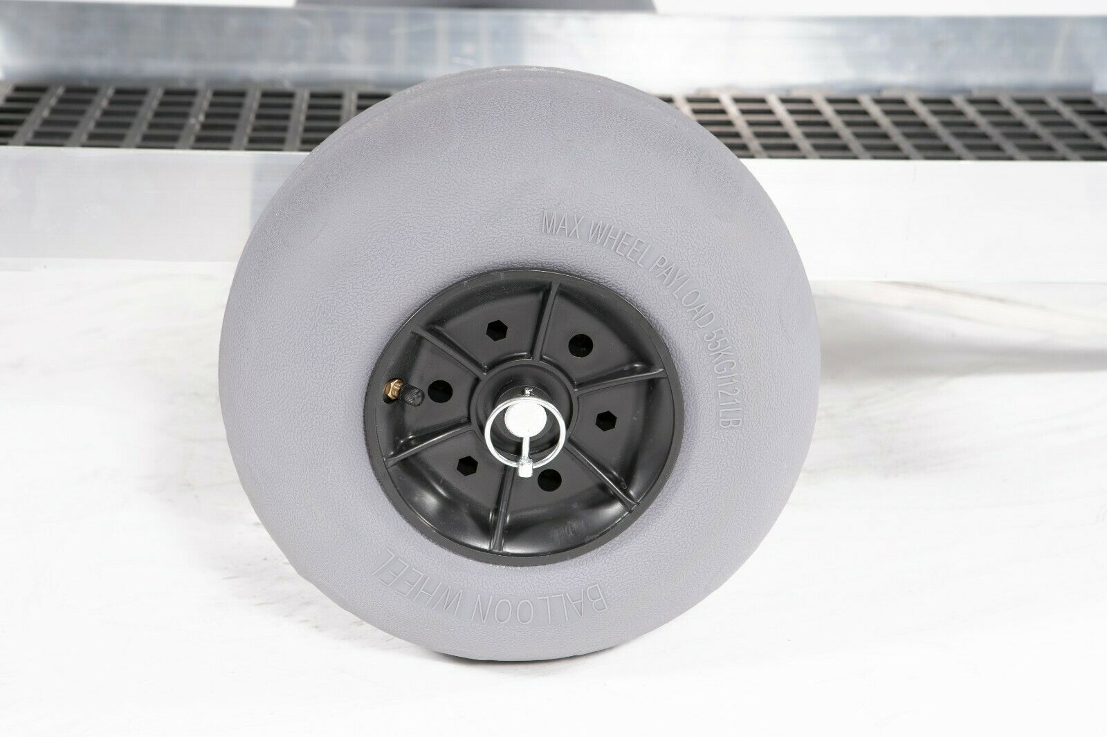 Alumacart 2-Wheel UV Deck Wagon With Balloon Beach Tires New