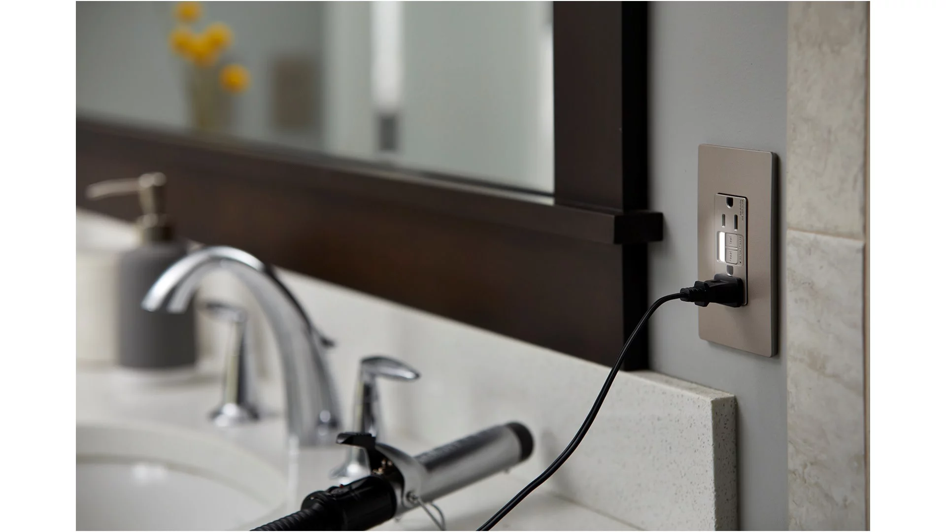 Legrand 1597Ntltr Radiant 15 Ampere Self-Test Night Light Gfci Electrical Outlet - Black